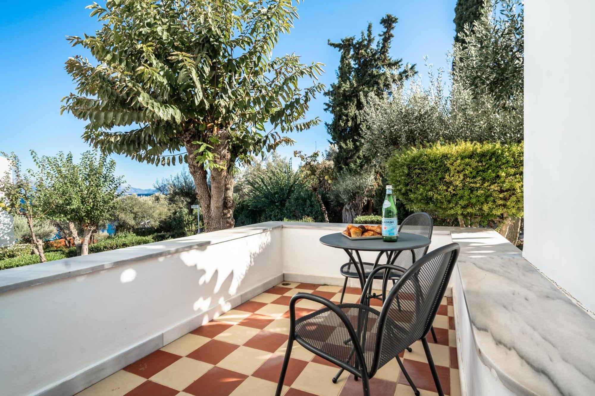 Porto Galini Seaside Resort & Spa Никиана Экстерьер фото A balcony in Greece