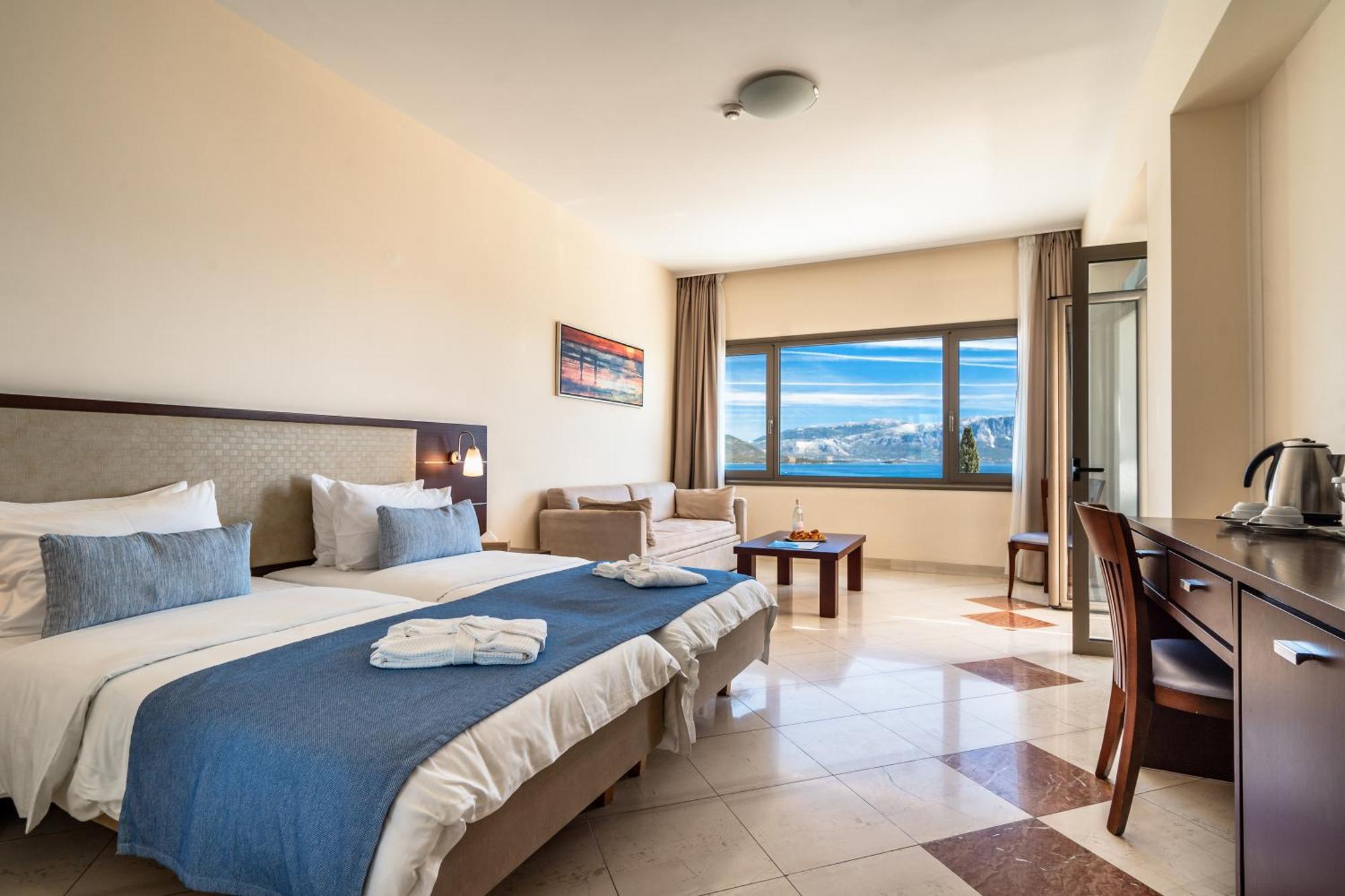 Porto Galini Seaside Resort & Spa Никиана Экстерьер фото A room at the hotel