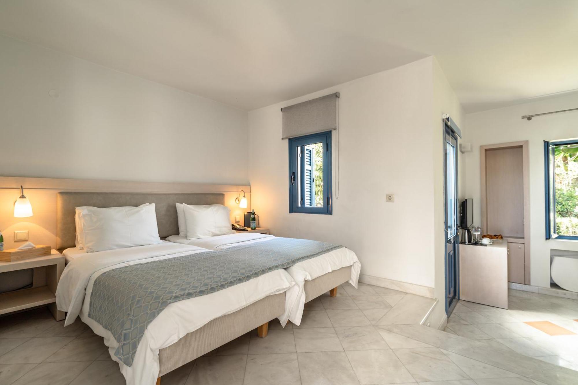 Porto Galini Seaside Resort & Spa Никиана Экстерьер фото A bedroom in a hotel
